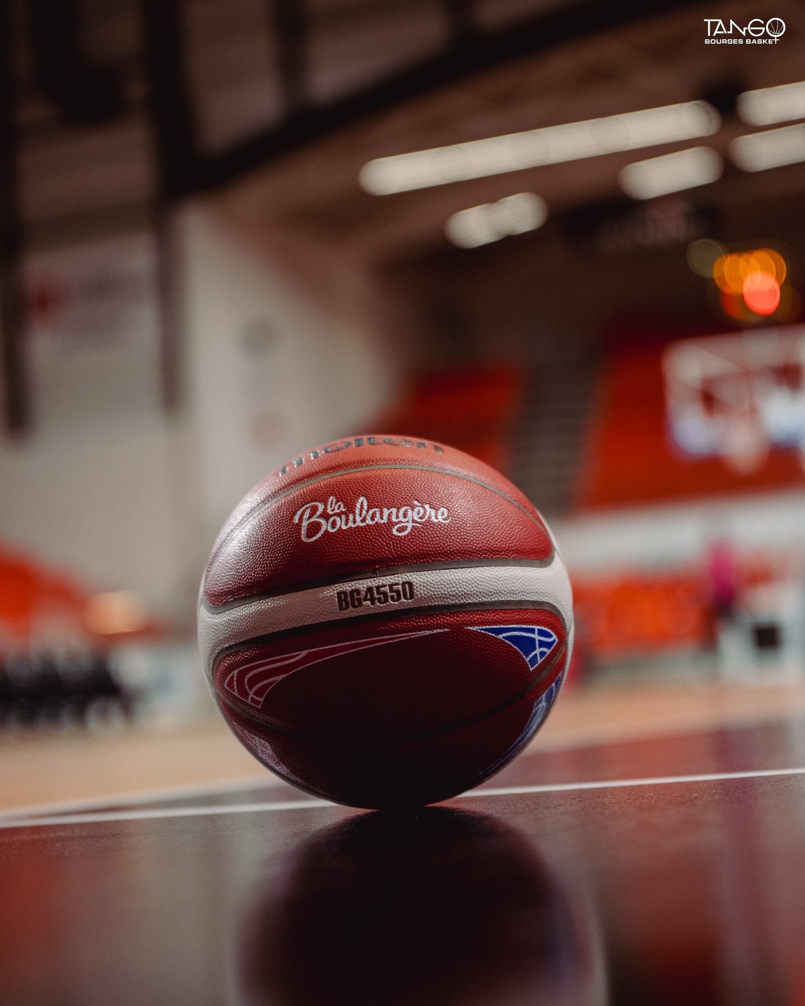 Un Ballon du Tango Bourges Basket dédicacé